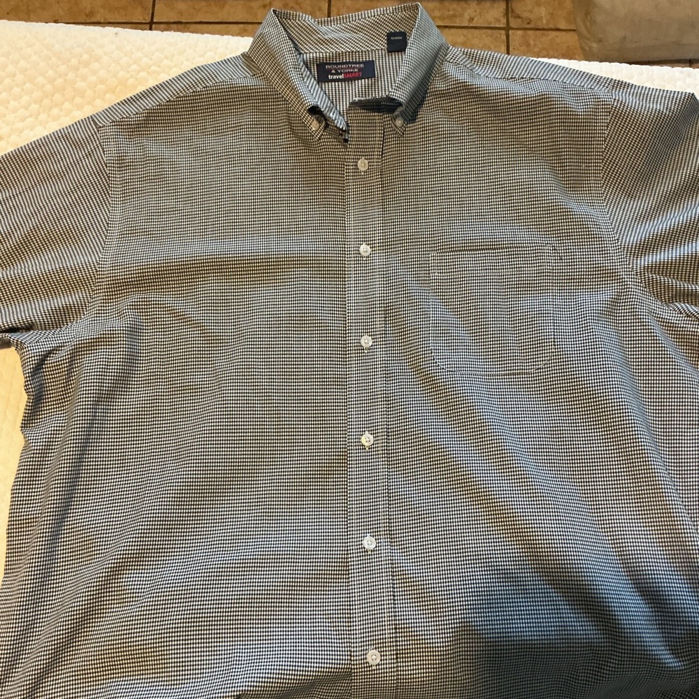 Roundtree & Yorke Men’s Blue and White Micro-Check Button-Down Shirt